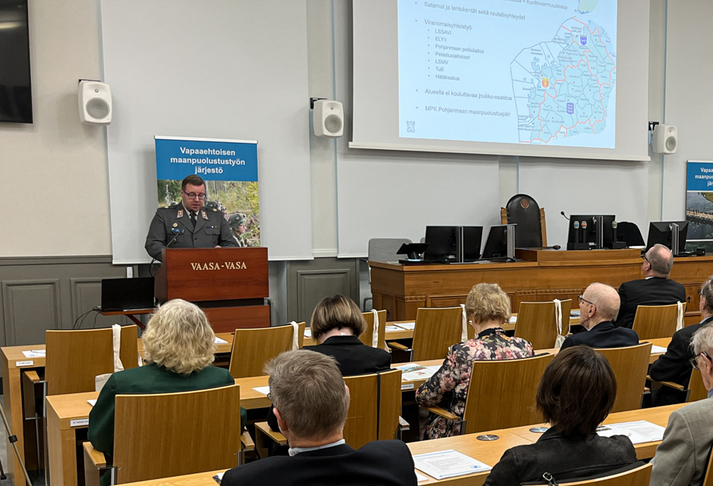Kuvassa on everstiluutnantti Pasi Heinua pitämässä puhetta Vaasan turvallisuuspoliittisessa seminaarissa