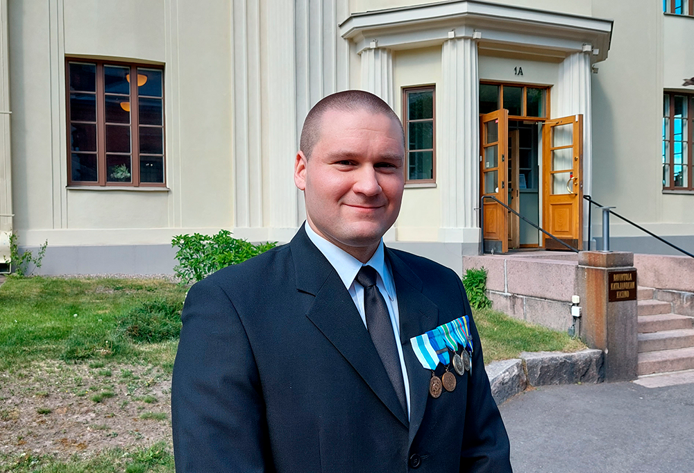 Kuvassa vuoden 2023 rauhanturvaaja Riku Ruottinen