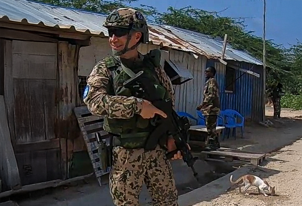 Rauhanturvaaja aseen kanssa.