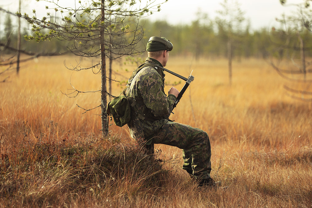 Kuvassa reserviläinen suolla Rovaniemellä 2020.
