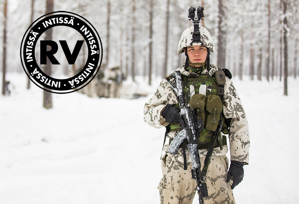 Upseerikokelas Rötkönen lumisateessa.