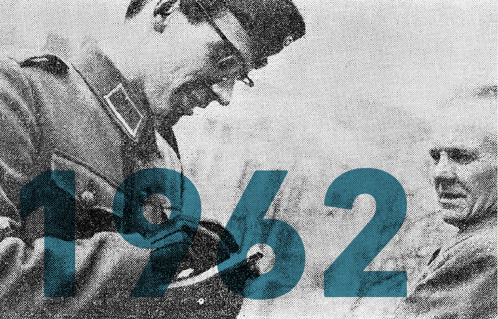 Kuvassa sotilas kirjoittaa paperiin