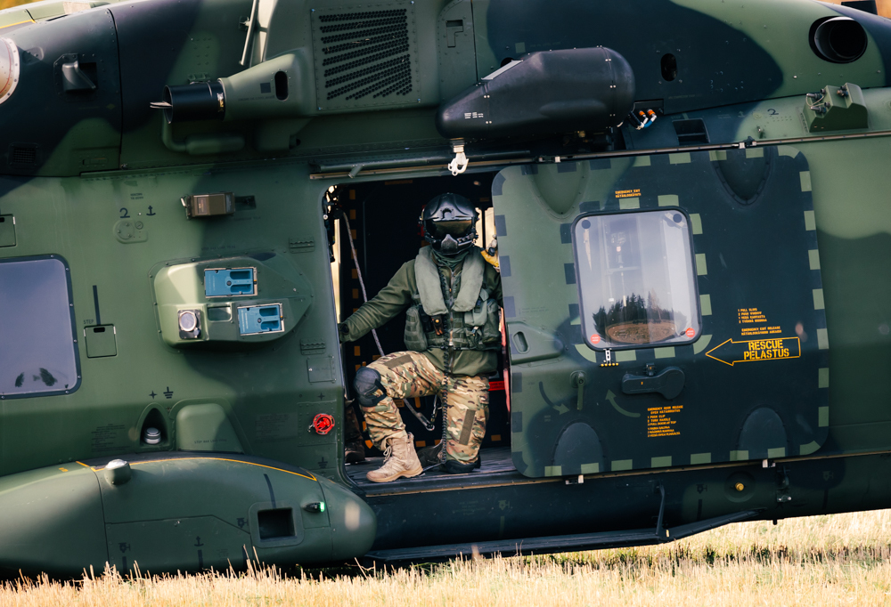 Kuvassa sotilas helikopterissa.