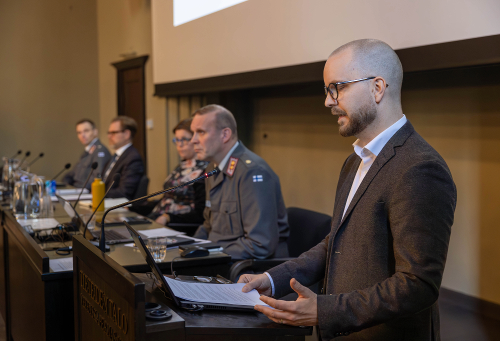 Etualalla Ulkopoliittisen instituutin ohjelmajohtaja Harri Mikkola paneelikeskustelussa.