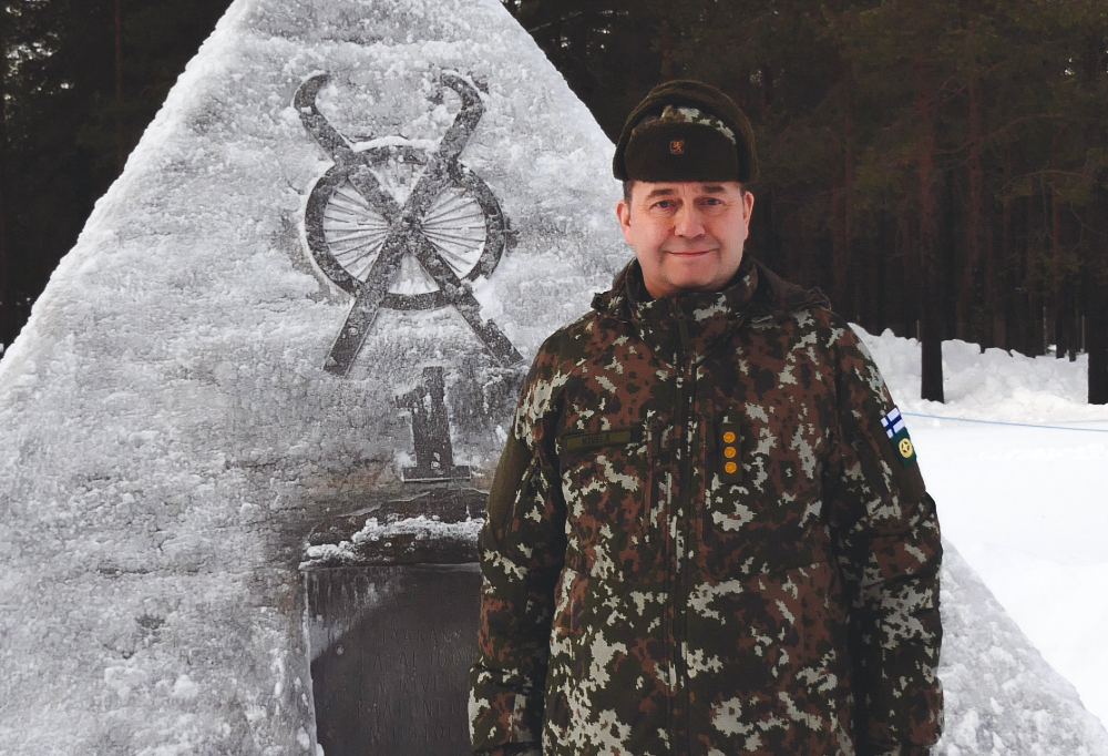 Kuvassa Jääkäriprikaatin komentaja, eversti Marko Kivelä katsoo kameraan hymyillen.