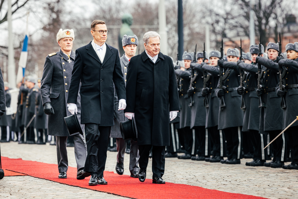 Presidentti Sauli Niinistö tarkasti viimeistä kertaa kunniakomppanian. Virkaan astunut tasavallan presidentti Alexander Stubb seurasi edeltäjänsä askelia.