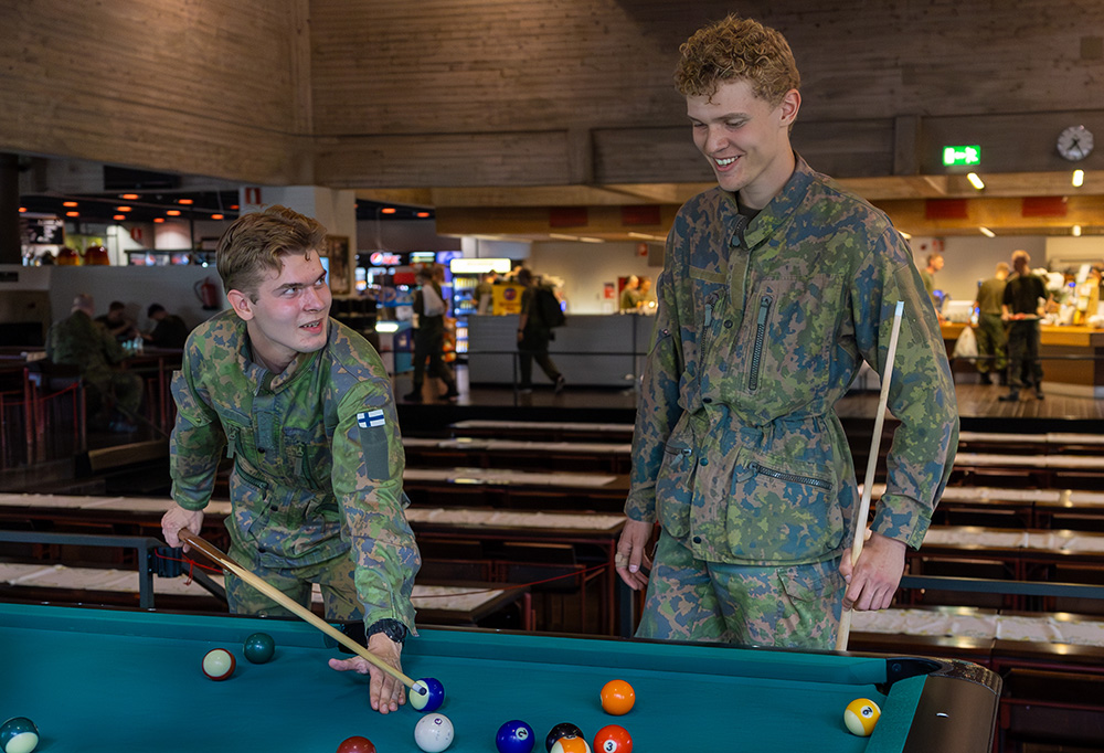 Alokkaat Veeti Lepola ja Amos Kautto pelaavat sotilaskodissa biljardia.