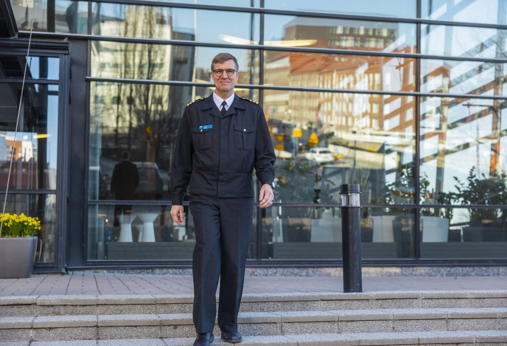 Puolustusvoimien tiedonhallintapalveluyksikön johtaja, komentajakapteeni Tero Salo kävelee hymyillen kohti kameraa.