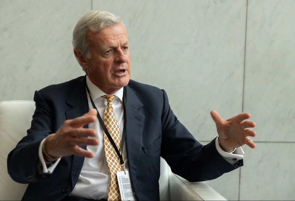 Kuvassa Britannian kenraali (evp) Richard Shirreff selittää asiaansa katse kameran oikeaan reunaan.