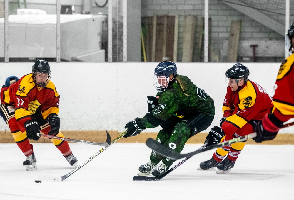 Kuvassa Puolustusvoimien henkilökuntaa pelaamassa jääkiekkoa