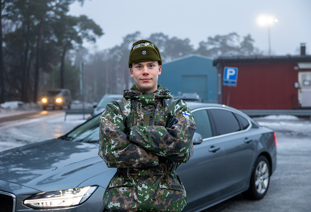 Kuvassa sotilaspoliisikuljettaja, korpraali Santeri Latikka