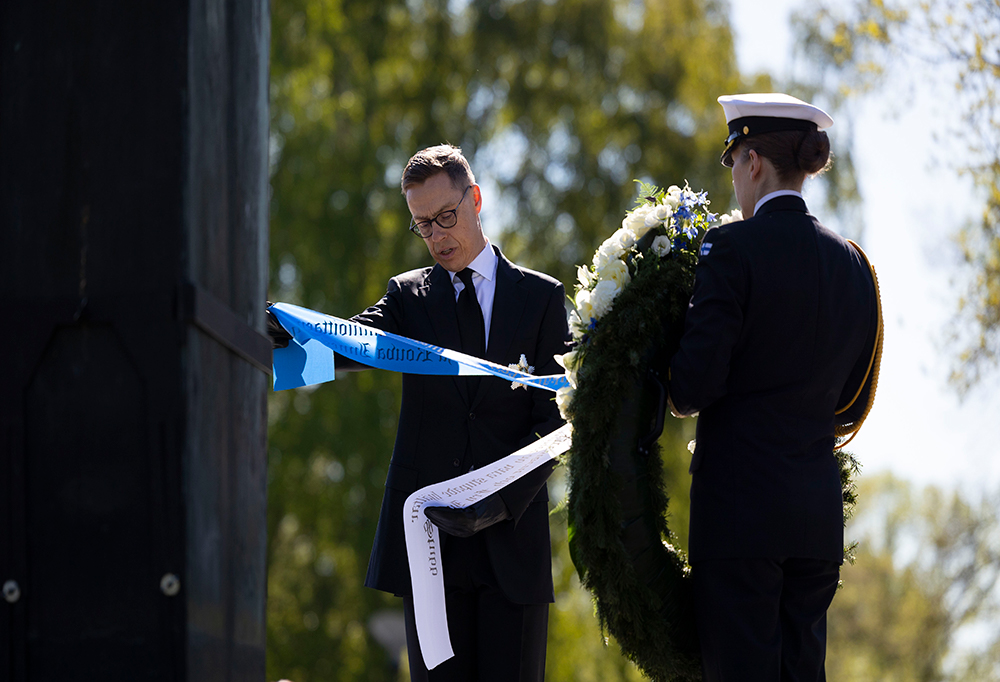 Tasavallan presidentti Alexander Stubb laskemassa seppelettä Sankariristille.