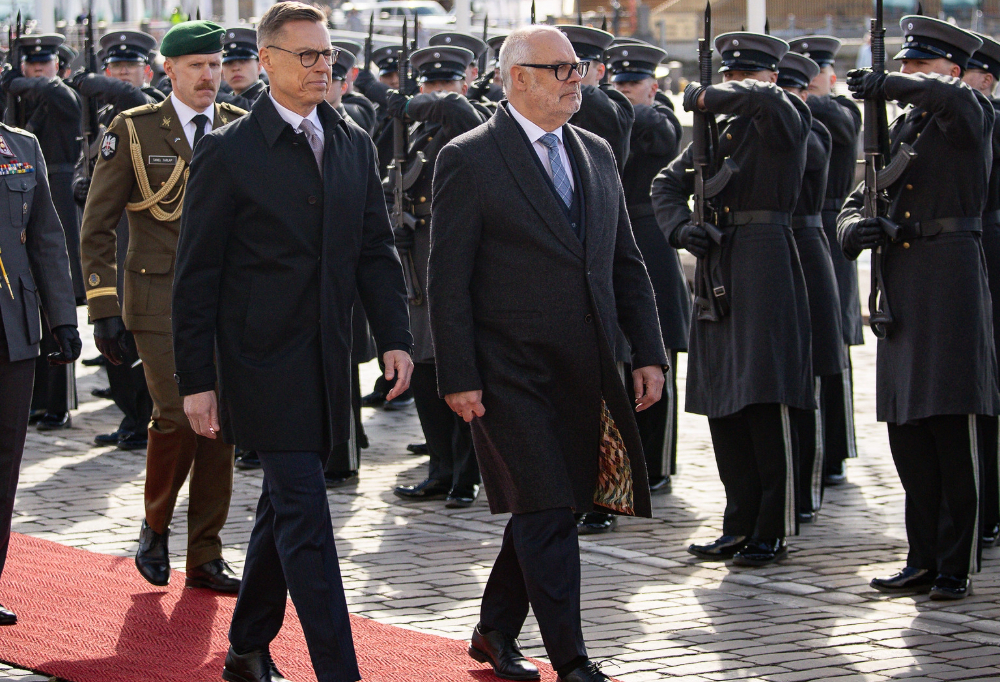 Kuvassa tasavallan presidentti Alexander Stubb ja Viron presidentti Alan Karis kävelevät kunniakomppanian edessä.