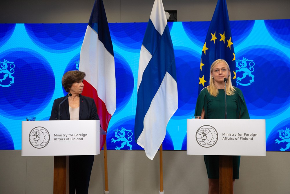 Ulkoministerit pitämässä tiedotustilaisuutta