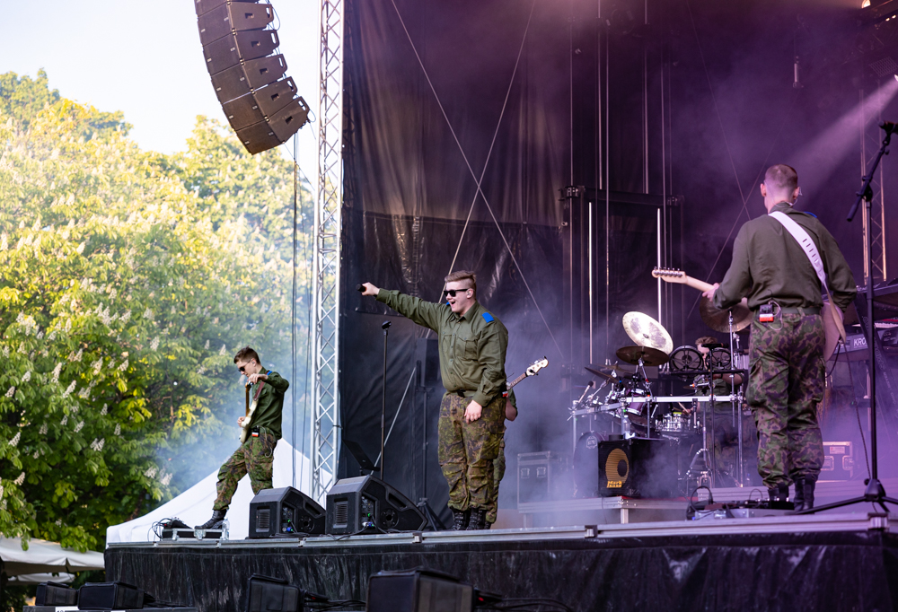 Kuvassa Varusmiessoittokunnan showband lavalla.