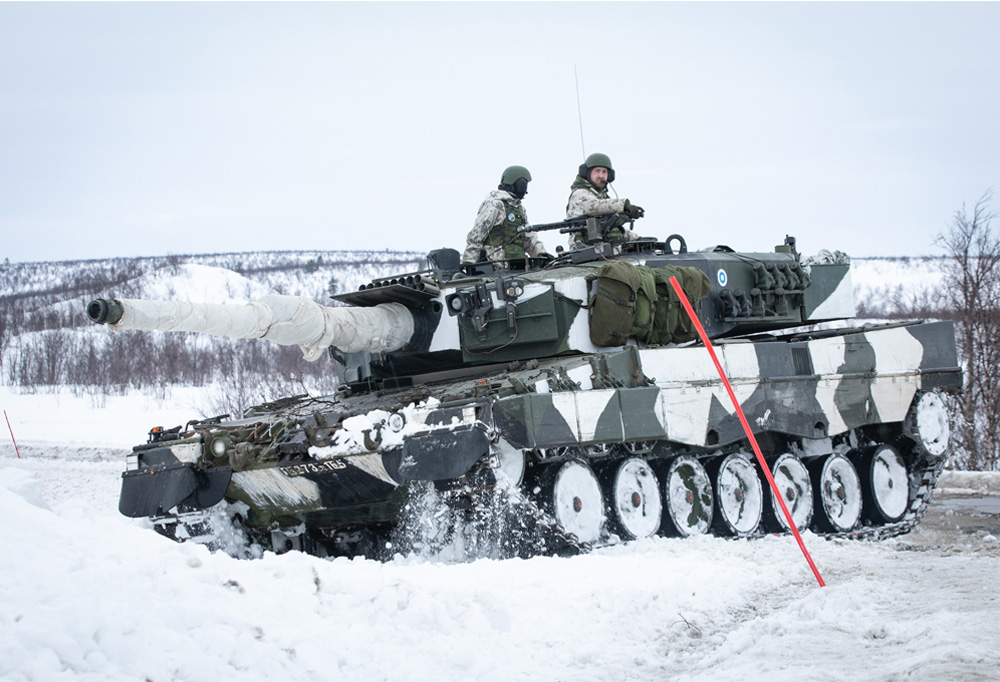 Kuvassa panssarivaunu lumisessa maastossa.
