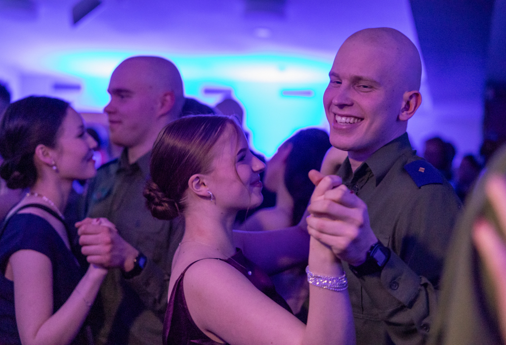 Kuvassa upseerioppilas ja hänen parinsa tanssimassa