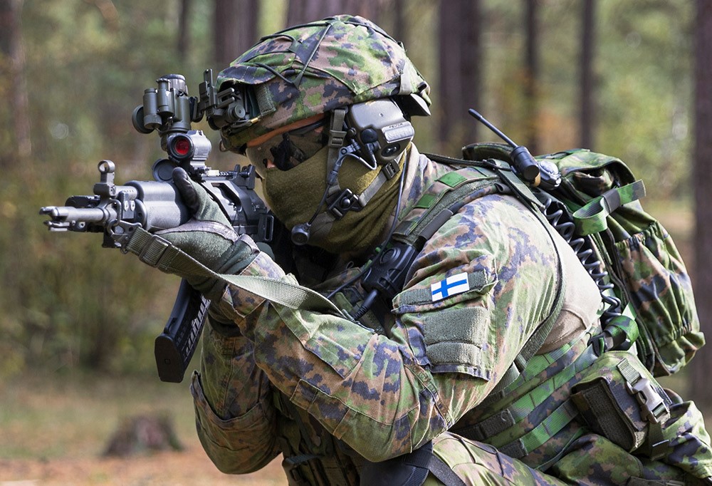 Suomalainen sotilas pimeänäkölaitteen kanssa taisteluvarustuksessa.