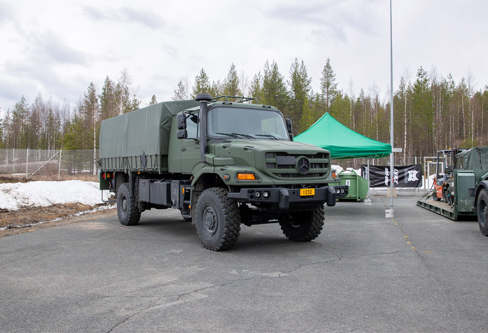 Kuvassa uusi maastokuorma-auto.