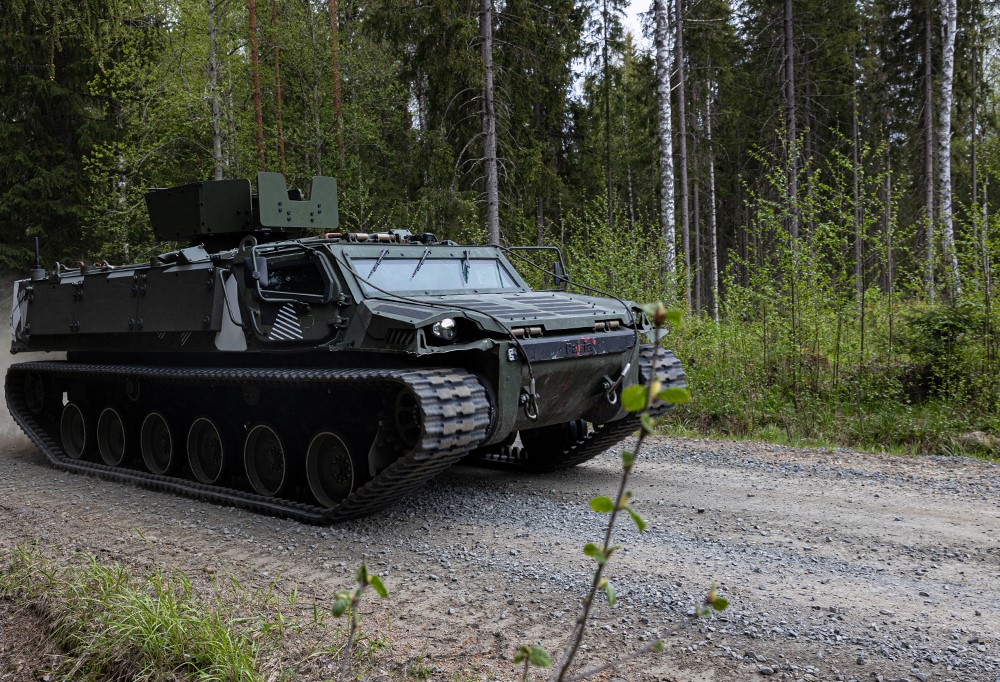 Kuvassa on Patrian tela-ajoneuvo.