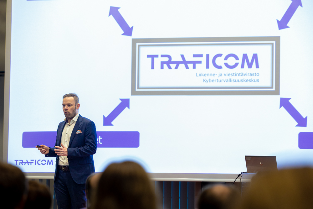 Traficomin johtaja Pekka Jokinen pitämässä puhetta