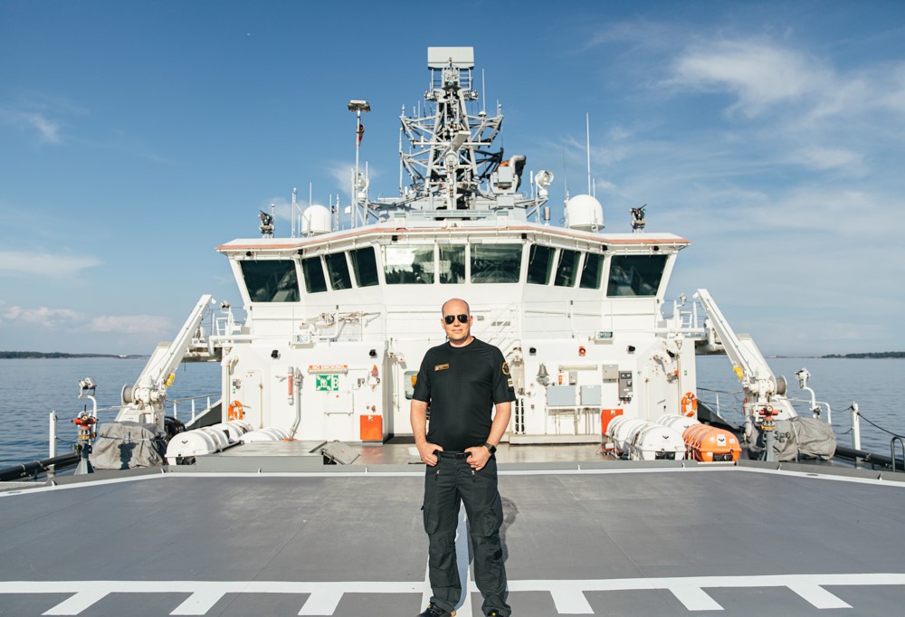 Kuvassa vartiolaiva Turva ja perämies Mika Uitti