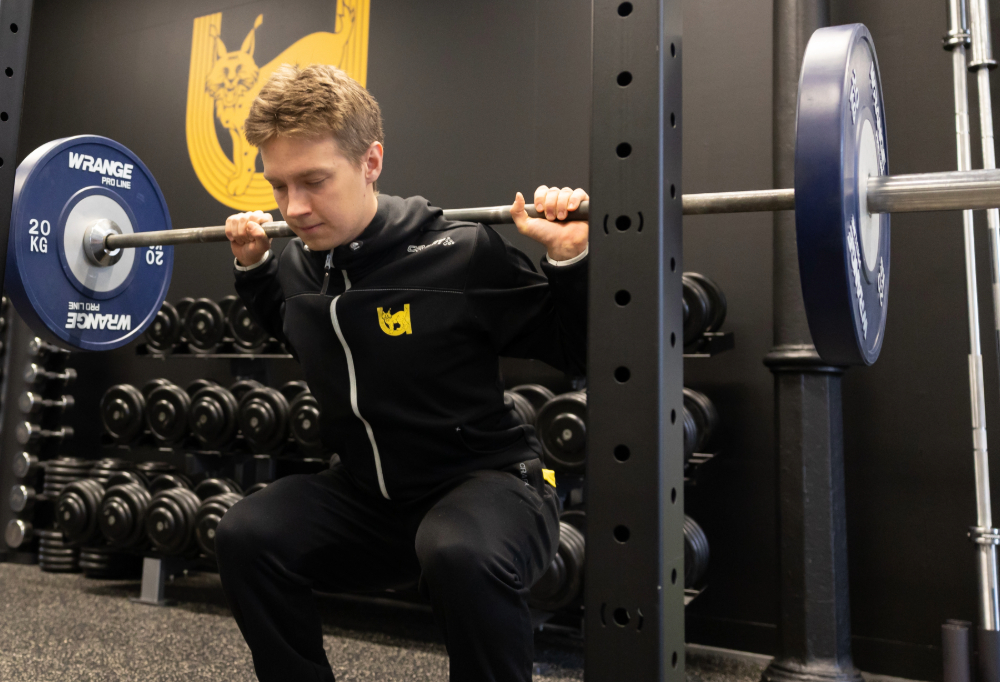 Urheilija nostaa painoja.