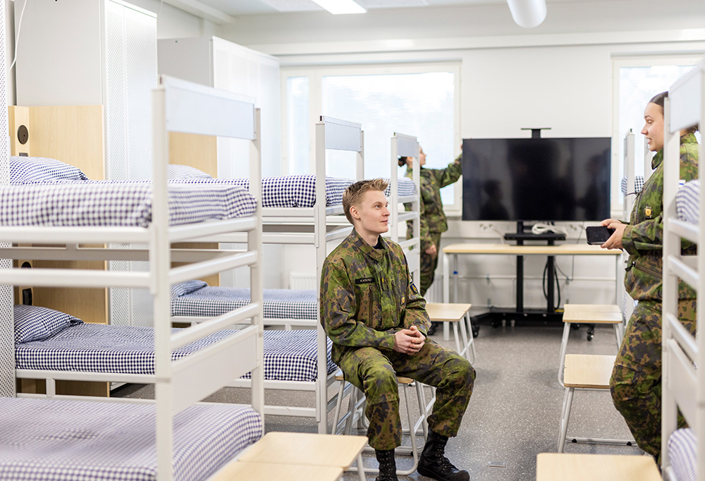Kuvassa näkyy varusmiehiä uudistuneessa tuvassa.