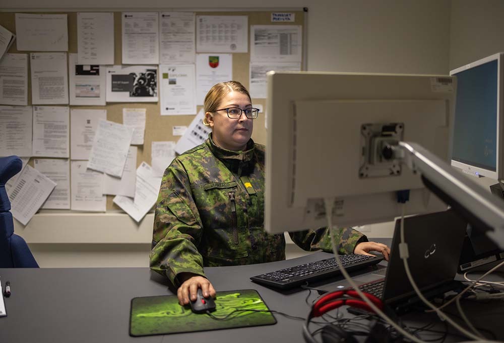 Vääpeli uusitalo työskentelee tietokoneen ääressä.