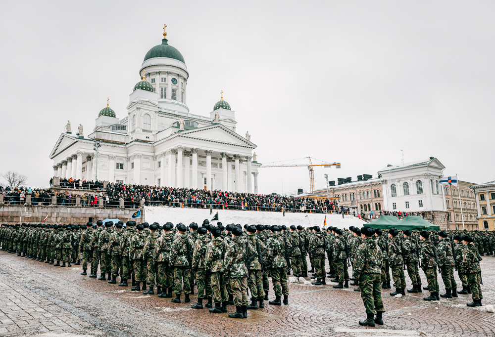 Alokkaat seisovat Senaatintorilla.