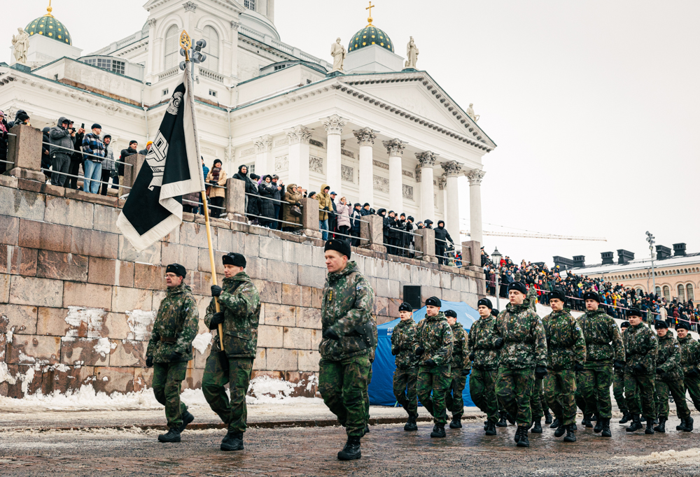 Varusmiehiä sotilasvalassa