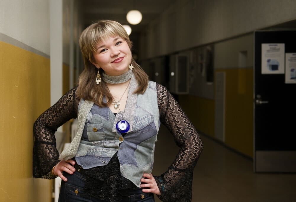 Kuvassa on kotiutuva kaartinjääkäri Kaisi Kähkölä.