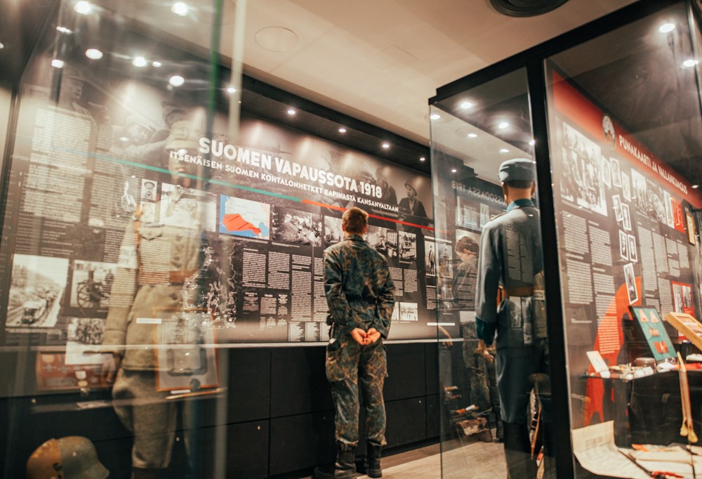 Kuvassa sotilas katsomassa näyttelyä