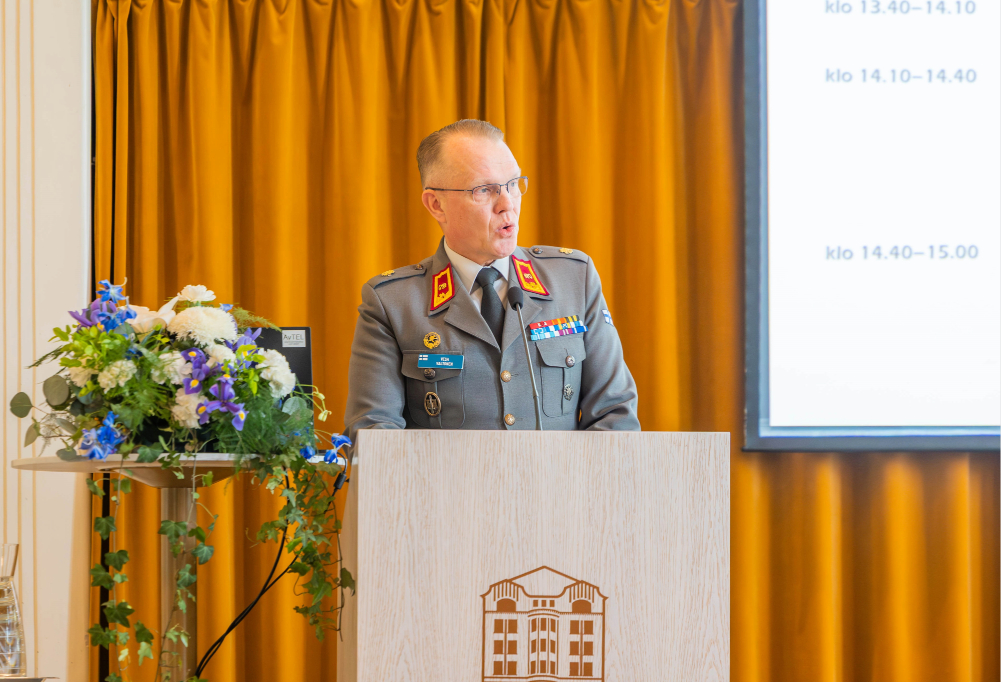 Kuvassa prikaatikenraali Vesa Valtonen puhuu mikrofoniin.