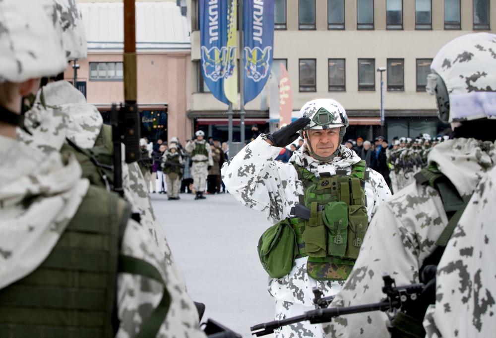 Everstiluutnantti lipattaa jääkärille.