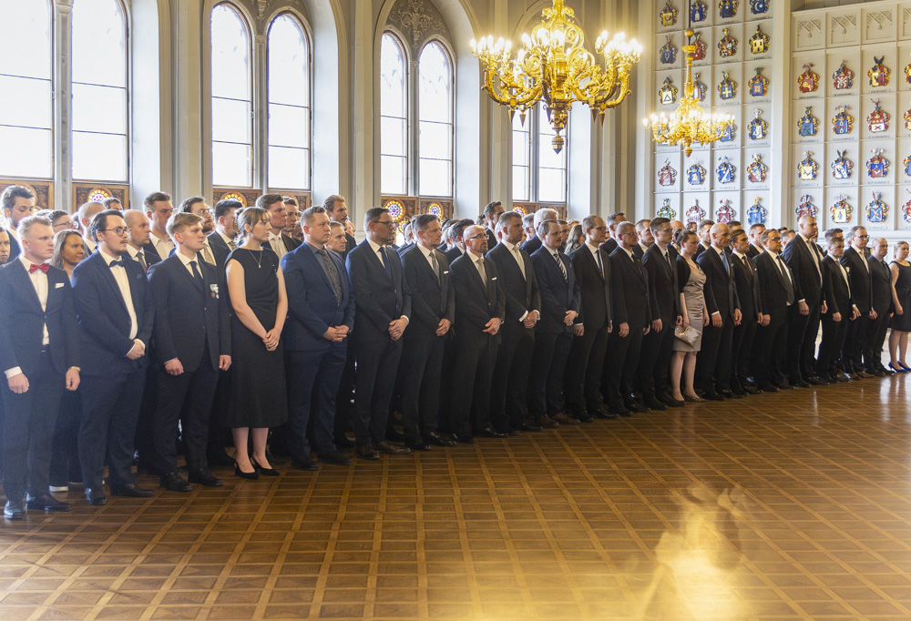 Kuvassa Uudenmaan aluetoimiston reserviläiset ylennystilaisuudessa Ritarihuoneella.