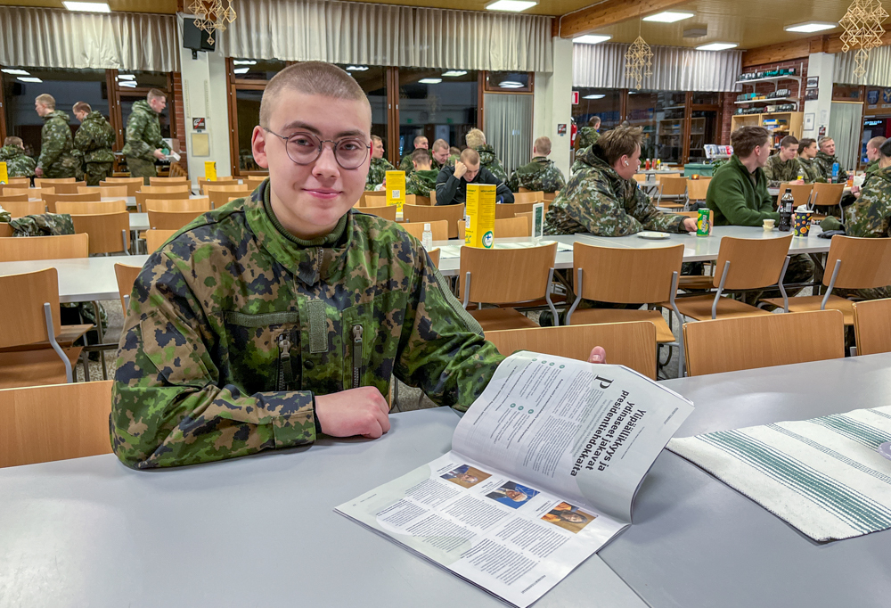 Kuvassa alokas Patrik Wilska lukemassa uusinta Ruotuväkeä Kaartin jääkärirykmentin sotilaskodissa.