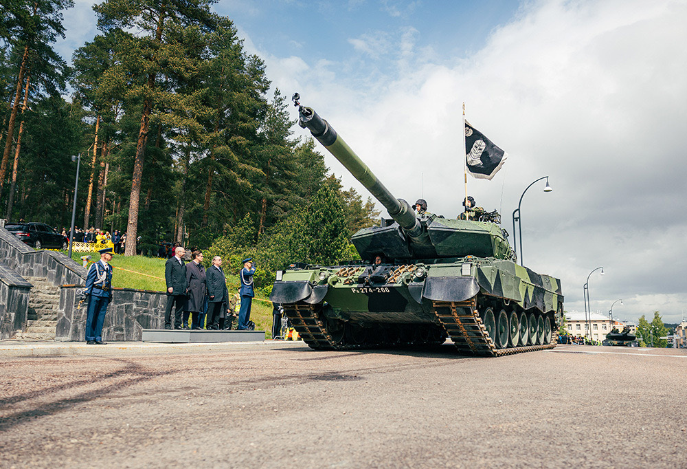Leopard 2A6 -panssarivaunu lippujuhlan päivän paraatissa.