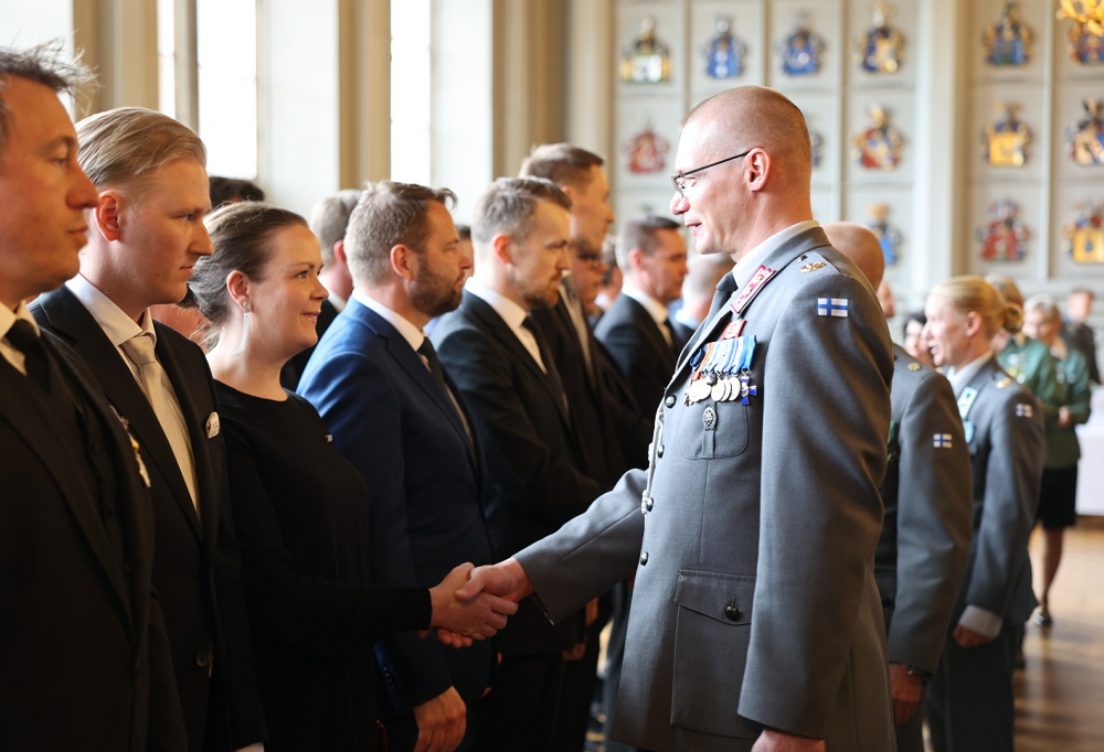 Uudenmaan aluetoimiston päällikkö, everstiluutnantti Markku Jämsä kättelee Elina Katajamäkeä.