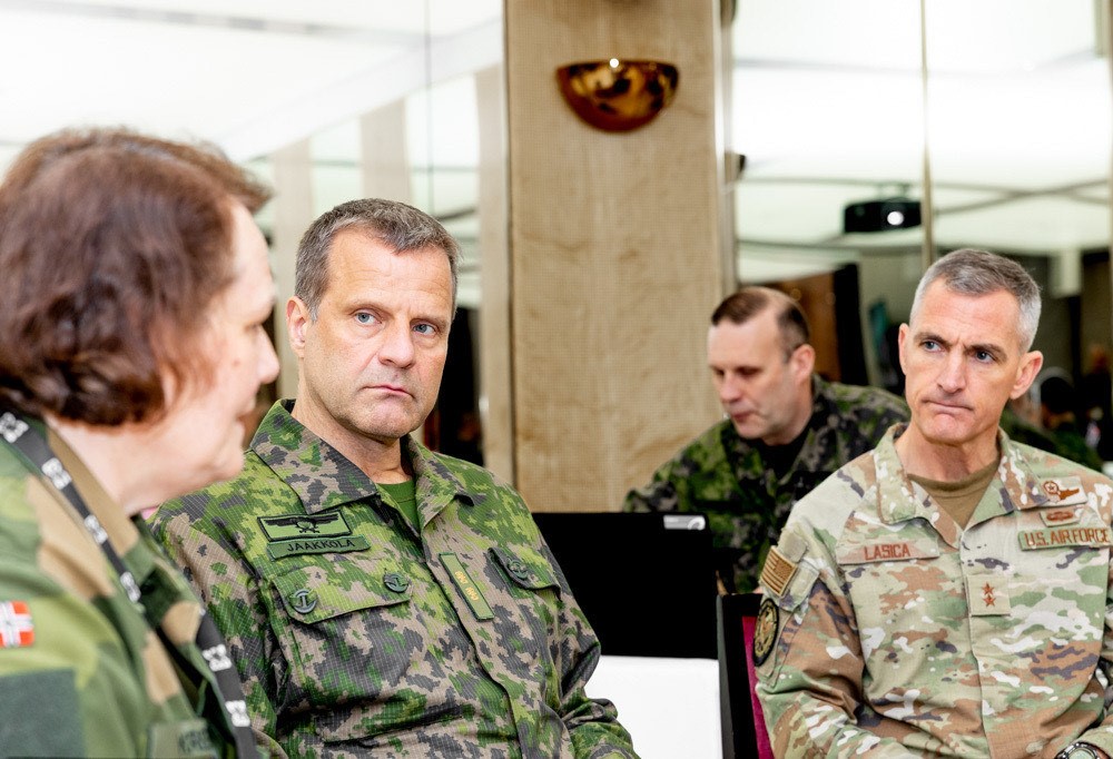 Kuvassa kontra-amiraali Solveig Krey, kenraalimajuri Janne Jaakkola ja kenraalimajuri Daniel Lasica