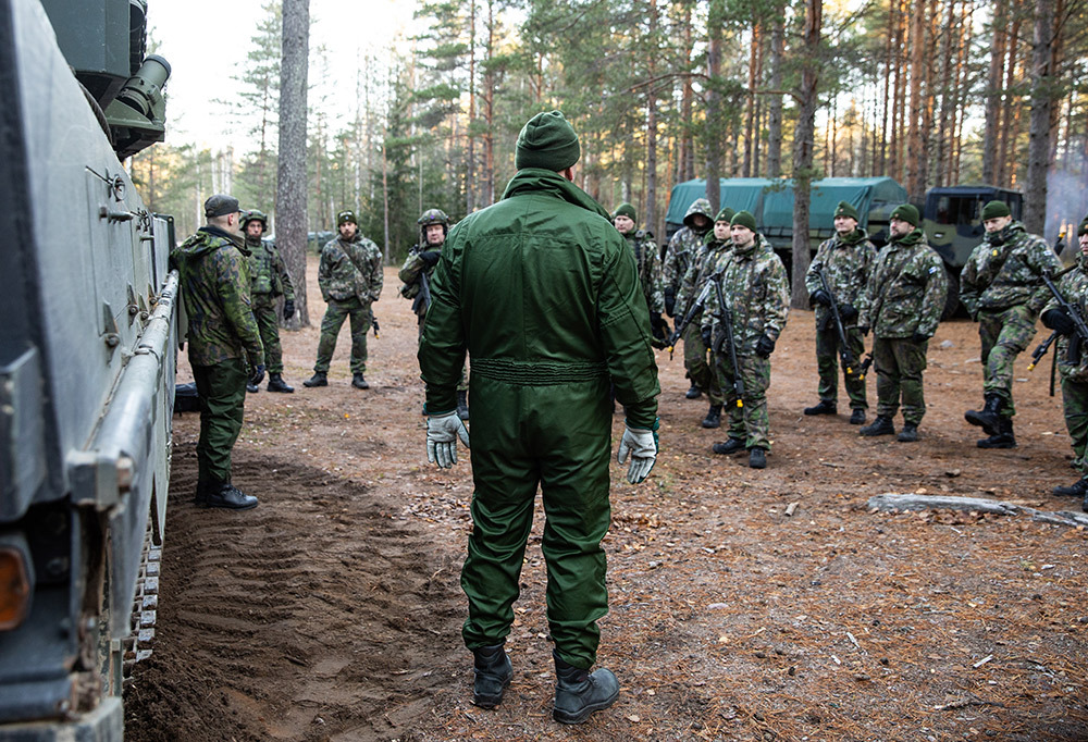 Reserviläiset seuraavat koulutusta.