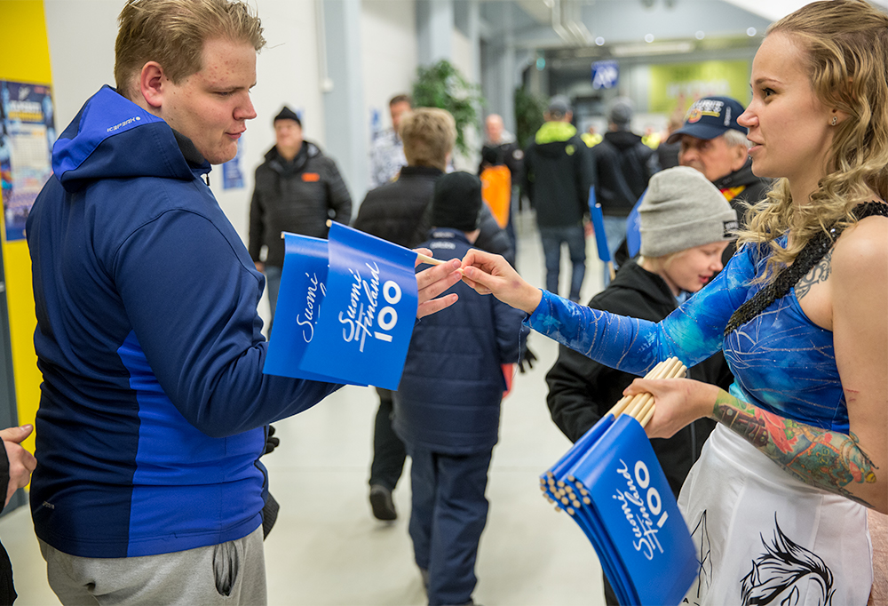 Liiga tarjosi ottelun tuhannelle ensimmäiselle katsojalle Suomi 100 -lipun ja hernekeittoa.