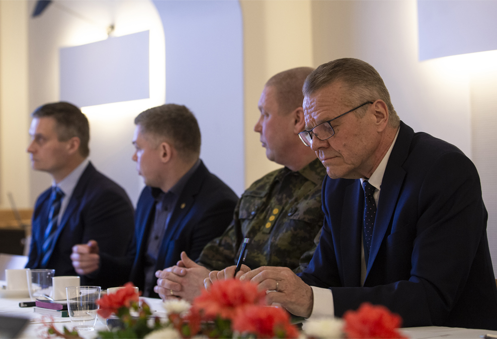 Eversti Martti Lampinen, ylijohtaja Raimo Jyväsjärvi ja Leijona Instituutin toimitusjohtaja Juha Kalliala korostivat tuotteen innovatiivisuutta.