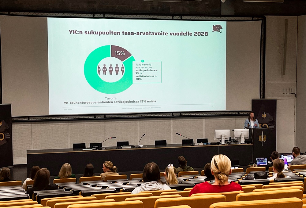 Kuvassa Riina Allinen pitämässä esitelmäänsä Santahamina-talossa.