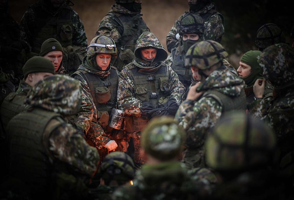 Varusmiehet taukoilevat intensiivisessä harjoituksessa.