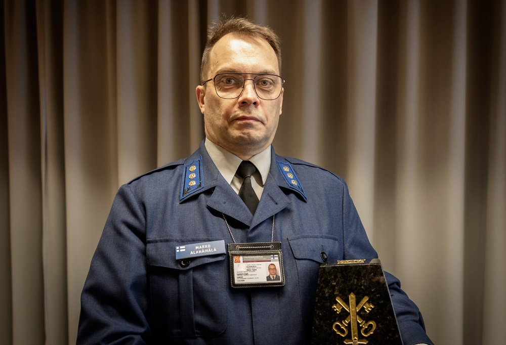 Kuvassa vuoden turvallisuuden tekijä 2022, kapteeni Alahäivälä