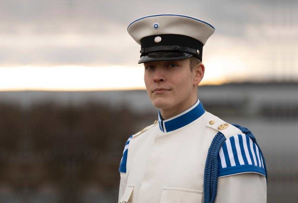 Kuvassa Kaartin soittokunnassa palveleva varusmies, kaartinjääkäri Arttu Jauhiainen